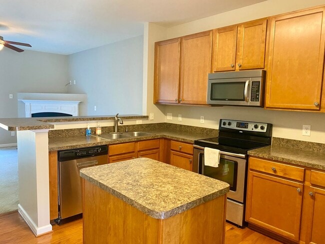 Building Photo - Adorable 2 Bedroom Townhome in Amazing Dur...