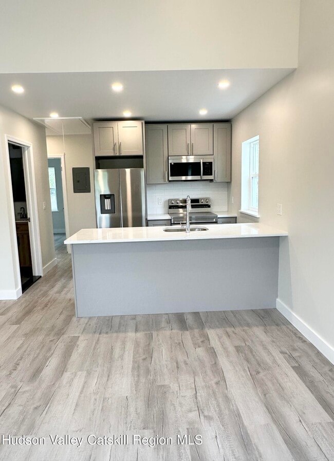 Building Photo - 61 Thompson St