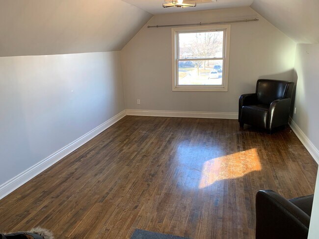 Photo du bâtiment - Contemporary 1-Bedroom Legal Apartment for Rent in Oshawa