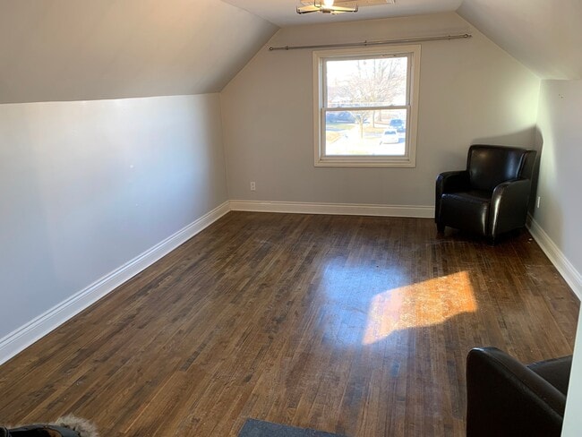 Photo du bâtiment - CONTEMPORARY 1-BEDROOM LEGAL APARTMENT FOR...