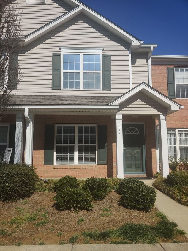 Foto principal - 2 Bedroom Townhome in Matthews!!