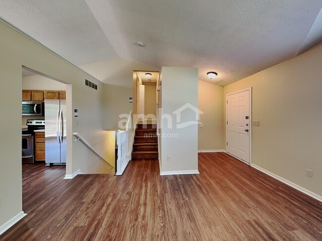 Building Photo - 2220 Siesta Dr