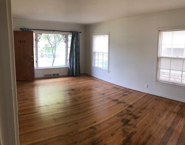 Living room - 1634 3rd Ave SE