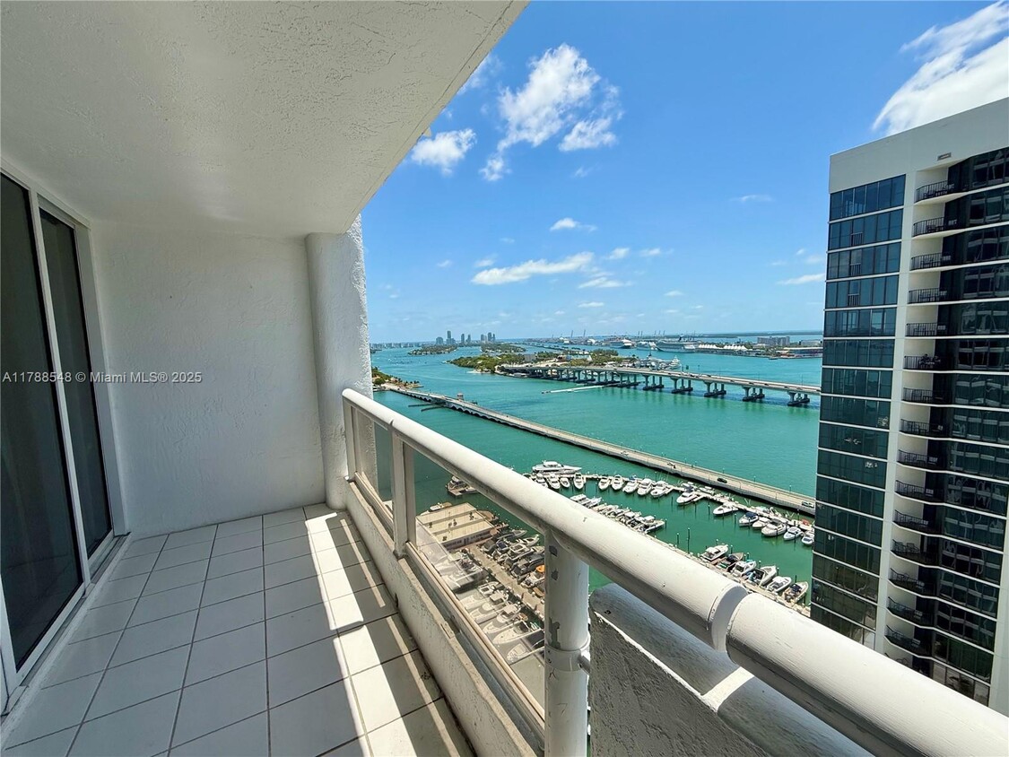 Primary Photo - 1717 N Bayshore Dr