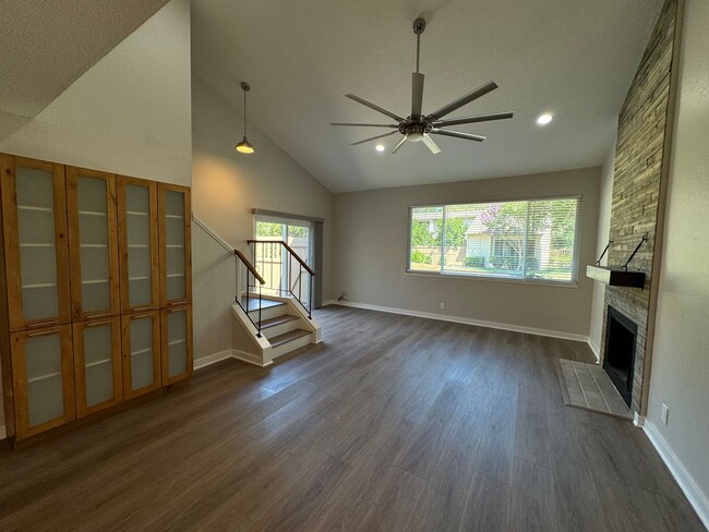 Foto del edificio - Beautiful two story townhome in Sunset Par...