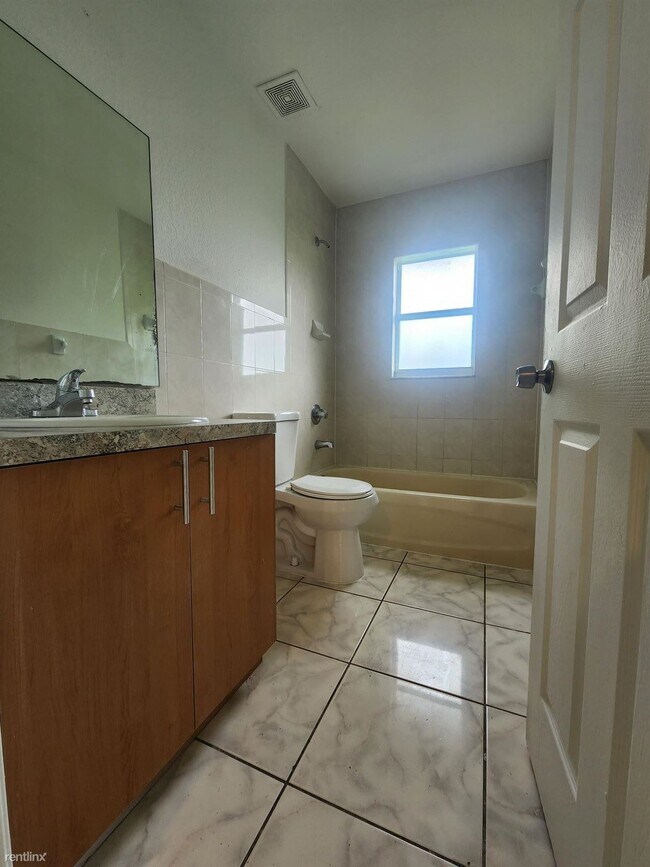 Building Photo - 4 br, 2.5 bath House - 2100 NW 76th St Uni...