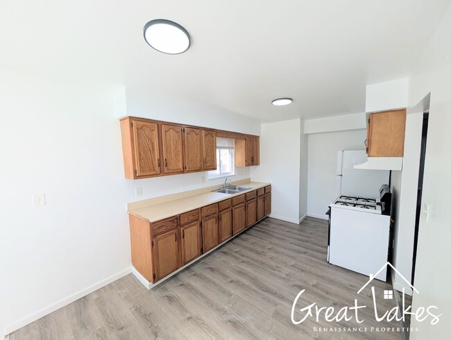 Building Photo - Stunning 3 Bedroom 1 Bathroom now availabl...