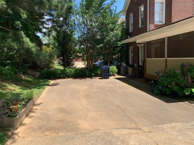 Building Photo - Spacious Townhome close to downtown Auburn...