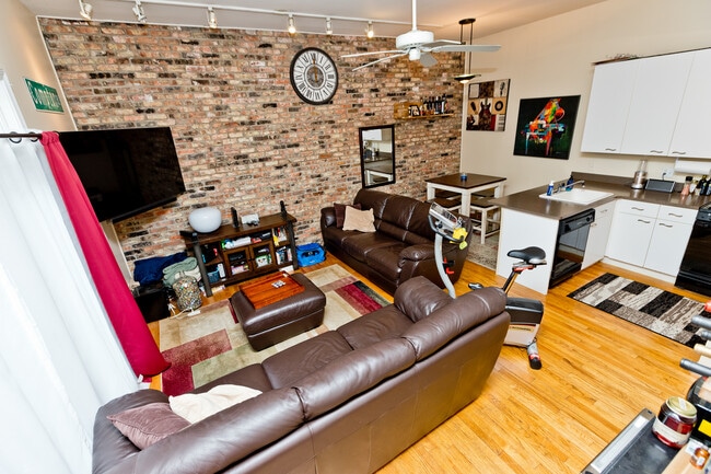 Building Photo - 616 N Paulina St