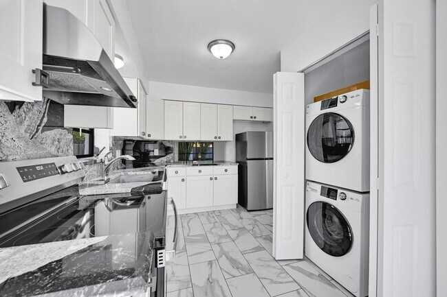 Building Photo - 498 NE 42nd St