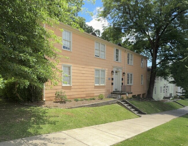 Building Photo - 2/1 apartment in Belhaven. Sleek gray walls with beautiful hardwoods, tile kitchen floors, W/D an...