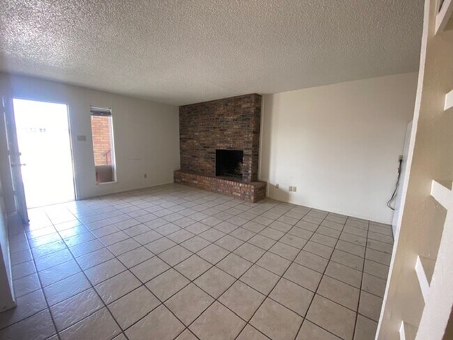 Foto del edificio - 1226 N LBJ Dr
