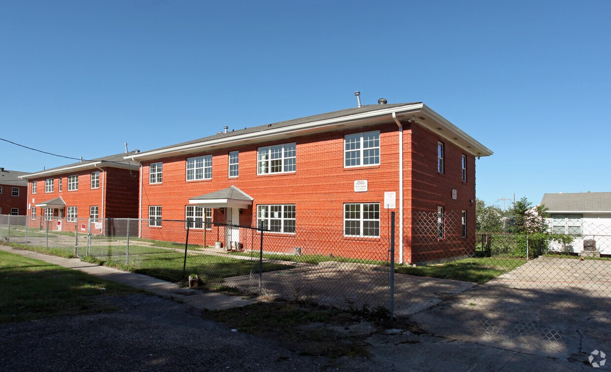 Primary Photo - 912-926 Egania St