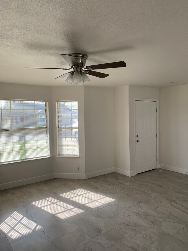 Building Photo - 4 Bedroom 2.5 Bath