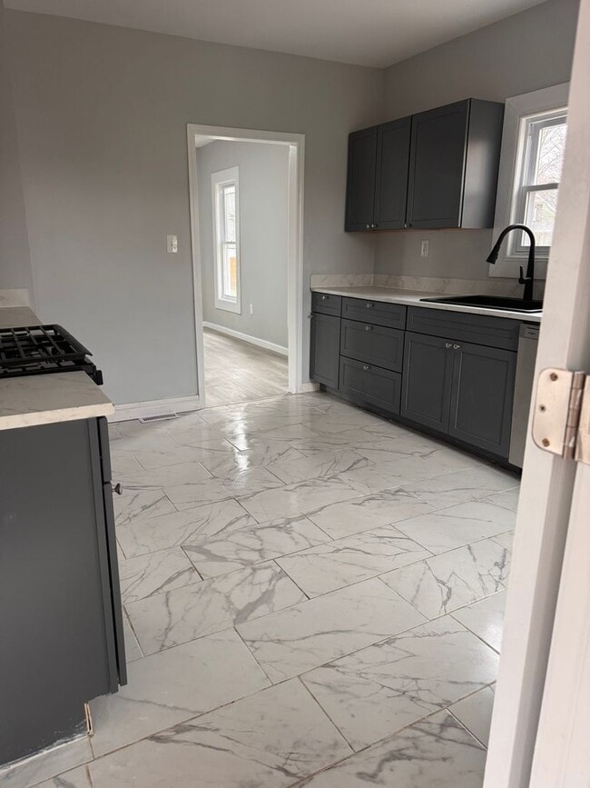 Building Photo - Fully Updated 3 Bedroom - 1 bathroom - $1,295