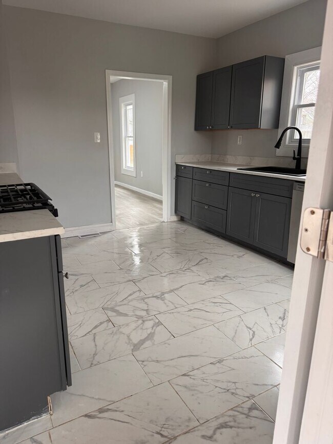 Foto del edificio - Fully Updated 3 Bedroom - 1 bathroom - $1,295