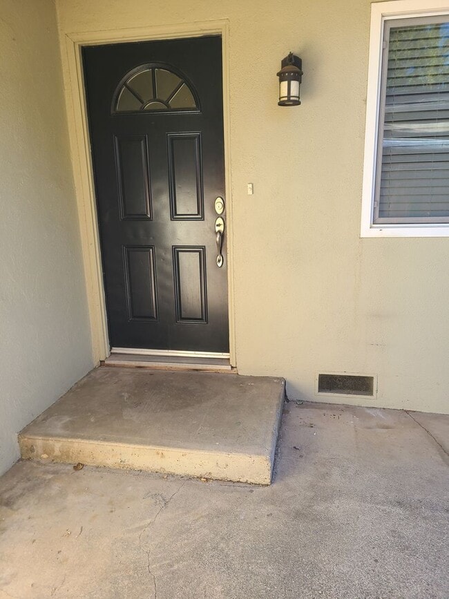 Building Photo - 139 W Lassen Ave