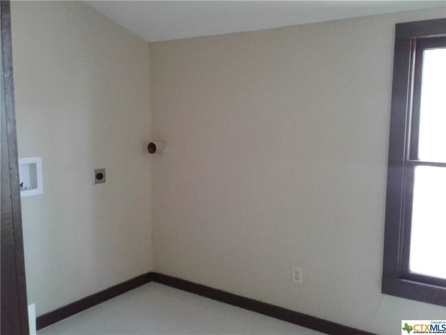 Building Photo - 124 S Krueger Ave