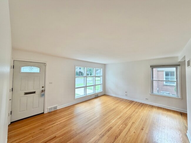 Building Photo - 5816 W Greenleaf Ave