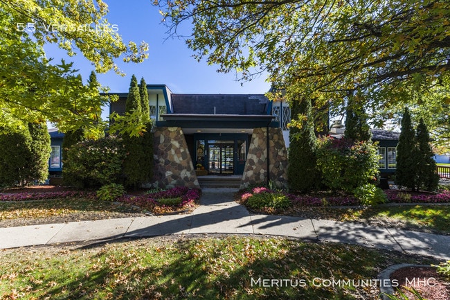 Building Photo - 55 Versailles St