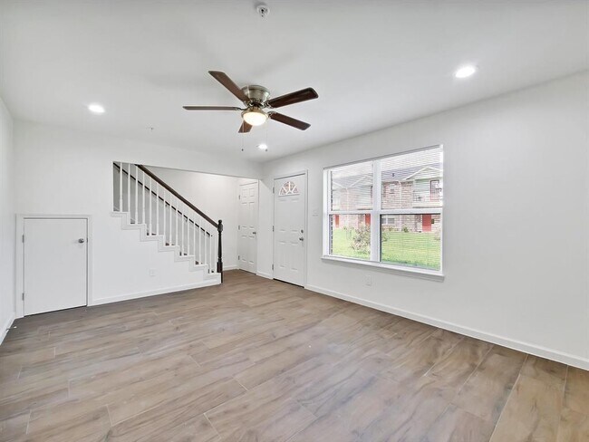Building Photo - 223 Fairfax Ln