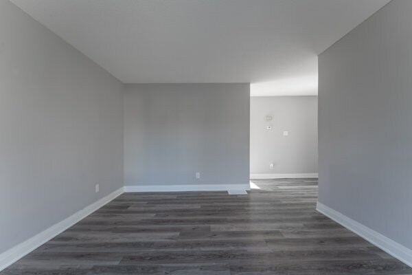 Photo du bâtiment - 3 Bedroom Main Floor Unit– All Utilities & Parking Included – $2,399/month