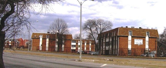 Foto del edificio - Four Seasons Apartments