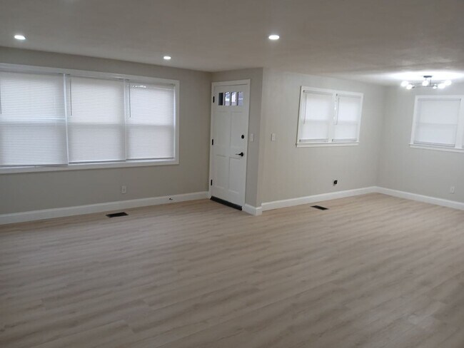 Building Photo - 150 Melville Ct