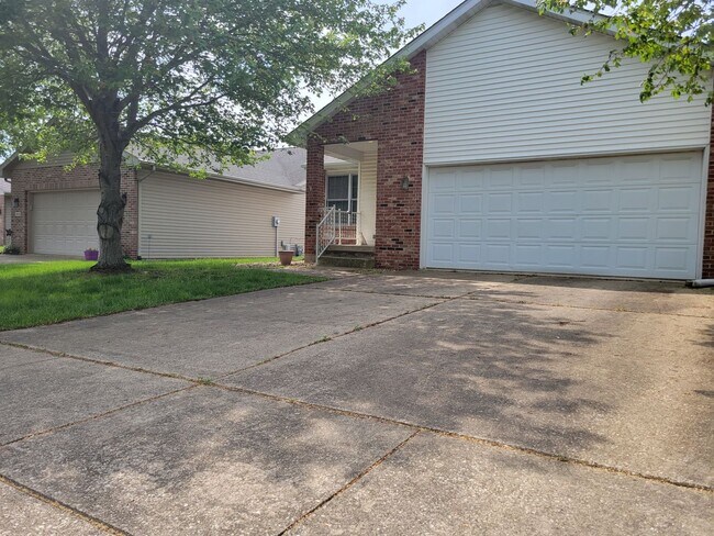 Building Photo - Double the Pleasure: Spacious 2 Bed/2 Bath...