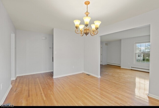 Foto del edificio - 10 Roseland Ave