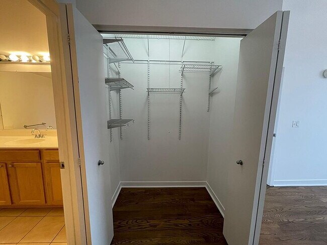 Foto del edificio - "Spacious 3-Bed, 2-Bath Gem in Chicago's Heart – 1205 Sq Ft of Modern Living!"