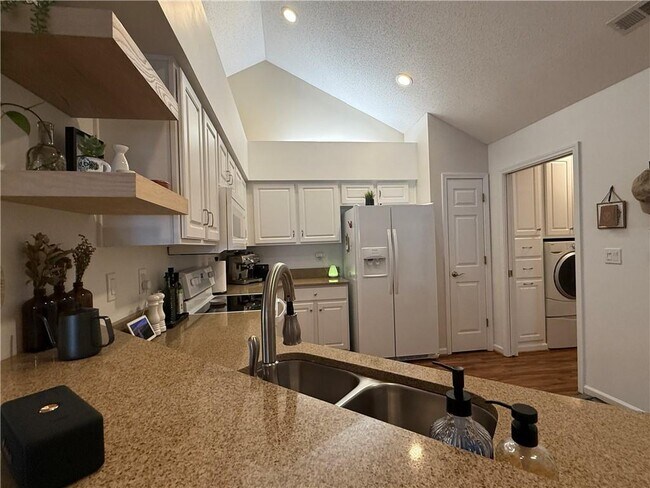 Foto del edificio - 3050 Orchard Ridge Cir