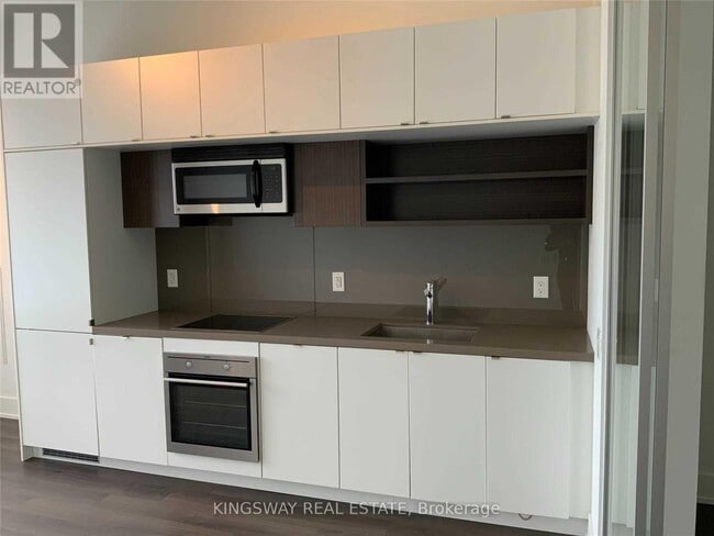 Photo du bâtiment - 111 St Clair Ave W