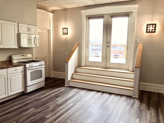 Kitchen/dinning room opens thru French doors onto rooftop deck - 706 E Main St