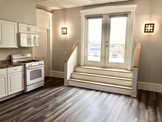Kitchen/dinning room opens thru French doors onto rooftop deck - 706 E Main St