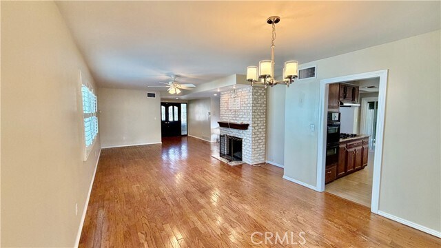 Foto del edificio - 7843 Woodlake Ave