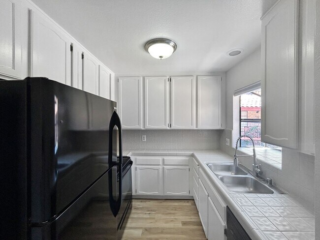 Foto del edificio - Stunning 2BD/1BA W/ In-Unit laundry, AC, and Reserved Parking in North Park!