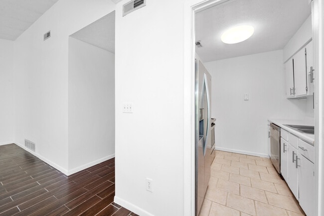 Building Photo - Freshly Painted and Clean Condo Kenwood/Ma...