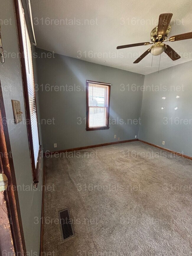 Foto del edificio - Two bed one bath fenced in yard house available now