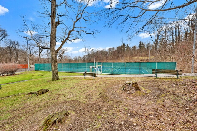 Building Photo - 2881 Meadowcrest Dr