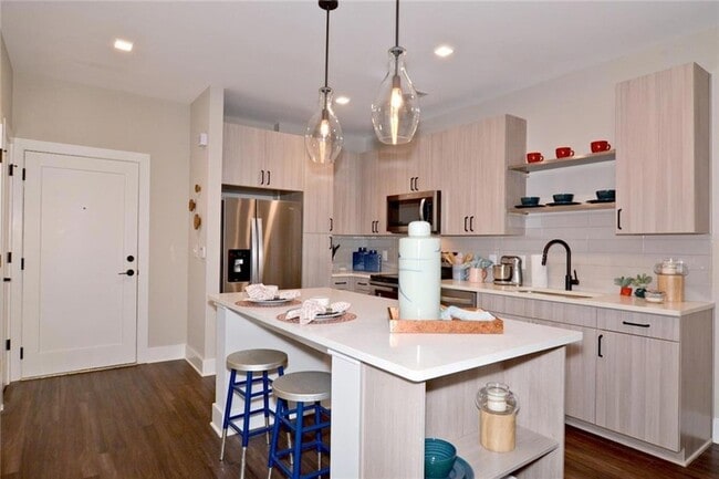 Photo - 465 Memorial Dr SE House