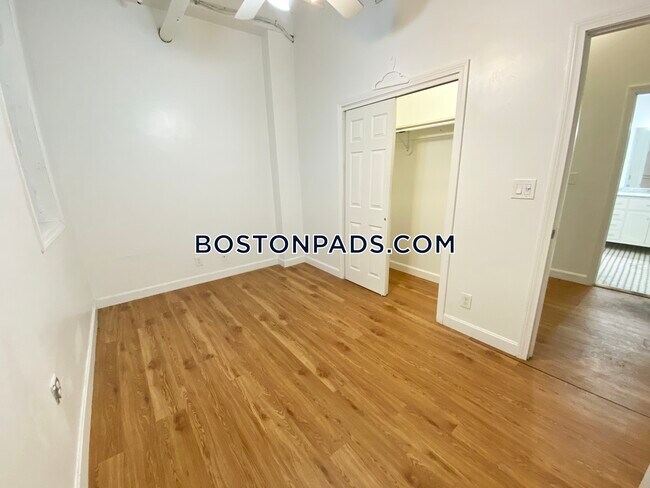 Building Photo - 26 Hemenway St