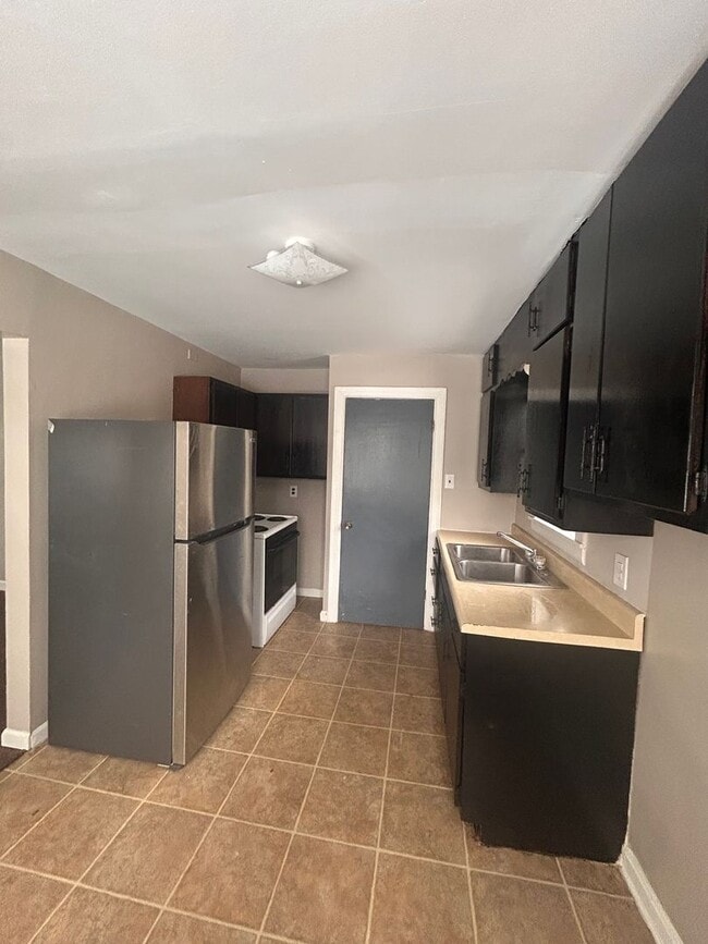 Building Photo - 4430 S Park Dr