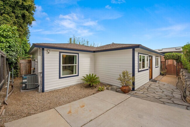Building Photo - 802 1/2 Stevens Avenue