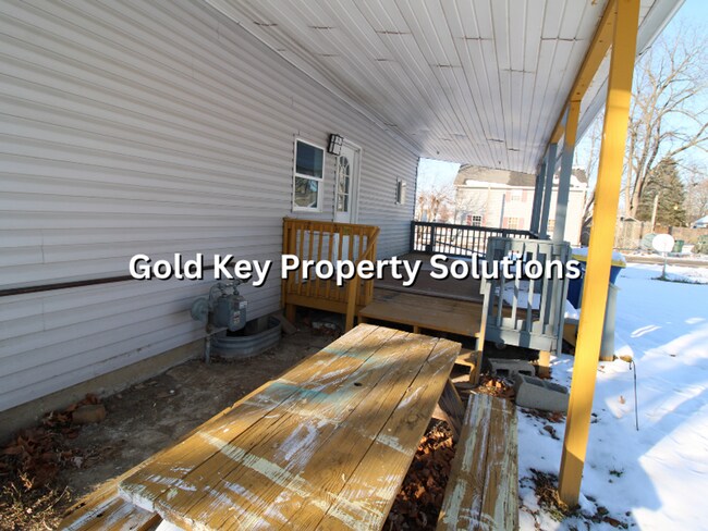 Foto del edificio - MUNCIE 1 BR 1 BA House with Huge Covered Deck and Fenced Yard (NO SECTION 8)