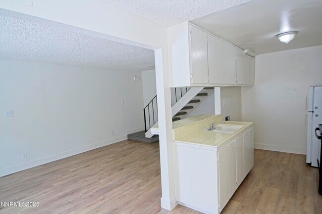 Foto del edificio - 664 Oakwood Dr