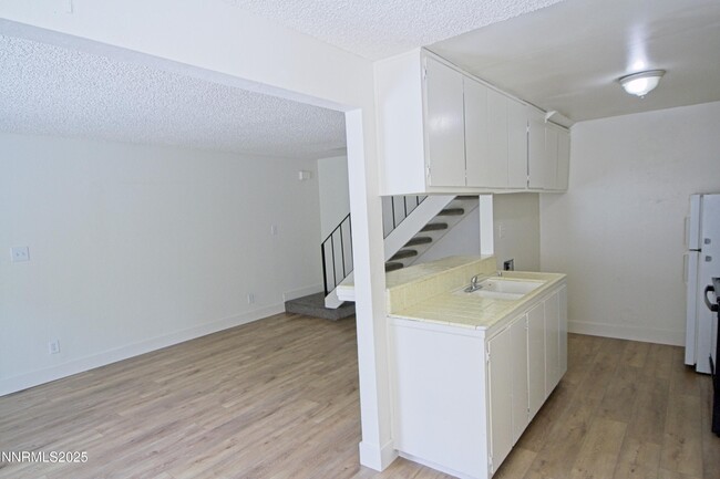 Building Photo - 664 Oakwood Dr