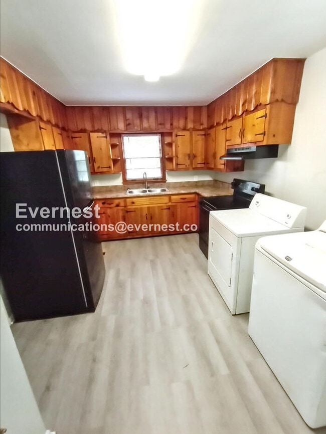 Building Photo - 3 Bed, 1.5 Bath Home with Off-Street Parking / Pet-Friendly / Vouchers Accepted / Coming Soon!