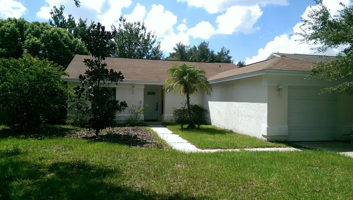 Primary Photo - Great 3 BR home - Fenced Back Yard - A rat...