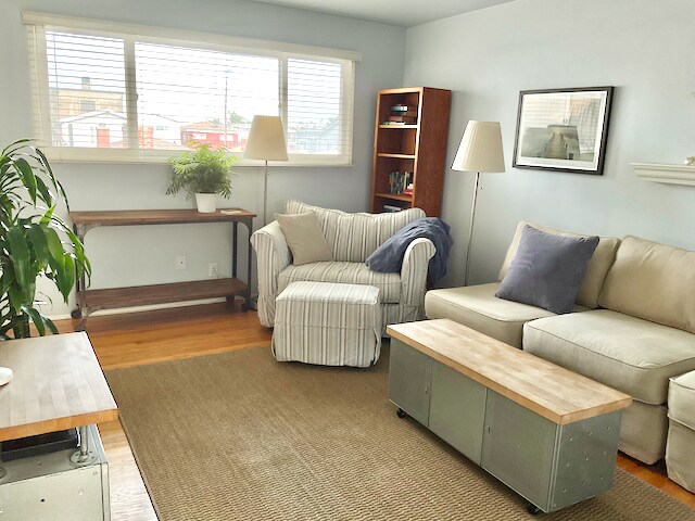 Living room - 324 4th St